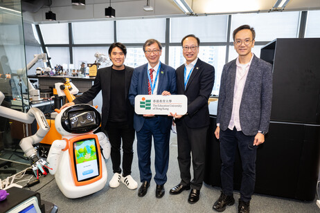 The social robot “Joey”, developed by EdUHK’s research team, joins Professor John Lee, President of EdUHK (2nd from the left), and Professor Chetwyn Chan, Vice President (RD) (2nd from the right), in an exchange with Cyberport’s startup teams