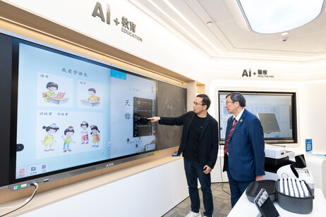 Professor John Lee Chi-Kin visits innovation and technology projects at Cyberport