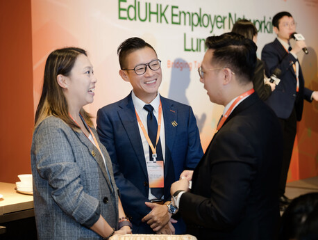 EdUHK student engages with an industry representative 