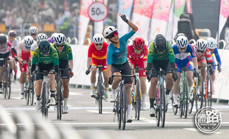 李思颖将夺金功劳，归于队友全力不懈的帮助及教练策略性的指导 ( 《体路》提供图片)