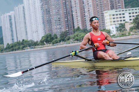 就读教大运动教练及管理社会科学硕士课程的赵显臻为港队担任持旗手，并将出战子轻量级单人双桨艇决赛(《体路》提供图片)