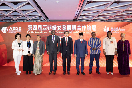 EdUHK President Professor John Lee Chi-Kin (middle) and other keynote speakers pose for a group photo