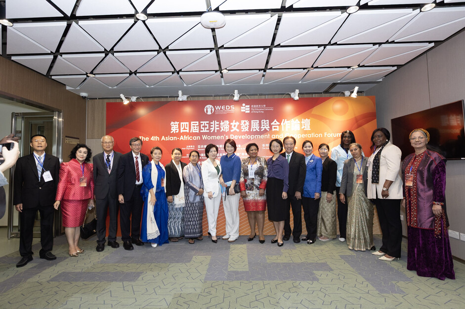 A group photo of EdUHK Council Chairman Dr David Wong Yau-kar (seventh right) and President Professor John Lee Chi-Kin (fourth left) with distinguished speakers and guests before the forum