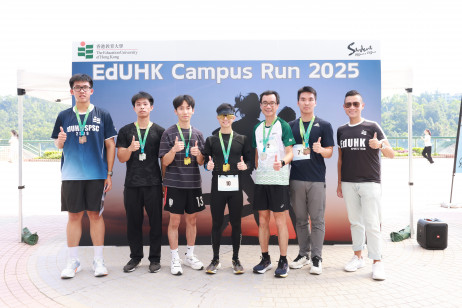 教大學生事務處副學生事務長曹凱安（右一）為男子教職員組和學生組前三名頒獎