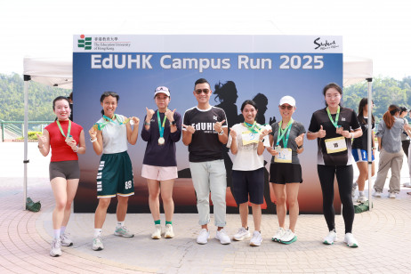 教大學生事務處副學生事務長曹凱安（中）為女子教職員組和學生組前三名頒獎