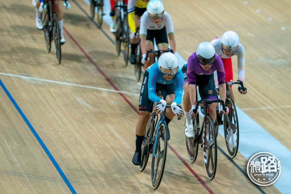 教大校長李子建教授讚揚李思穎同學(前一)連日來展現了非凡的表現(圖片來源:體路)