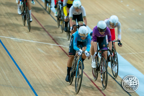 教大校長李子建教授讚揚李思穎同學（前一）連日來展現了非凡的表現（圖片來源：體路）