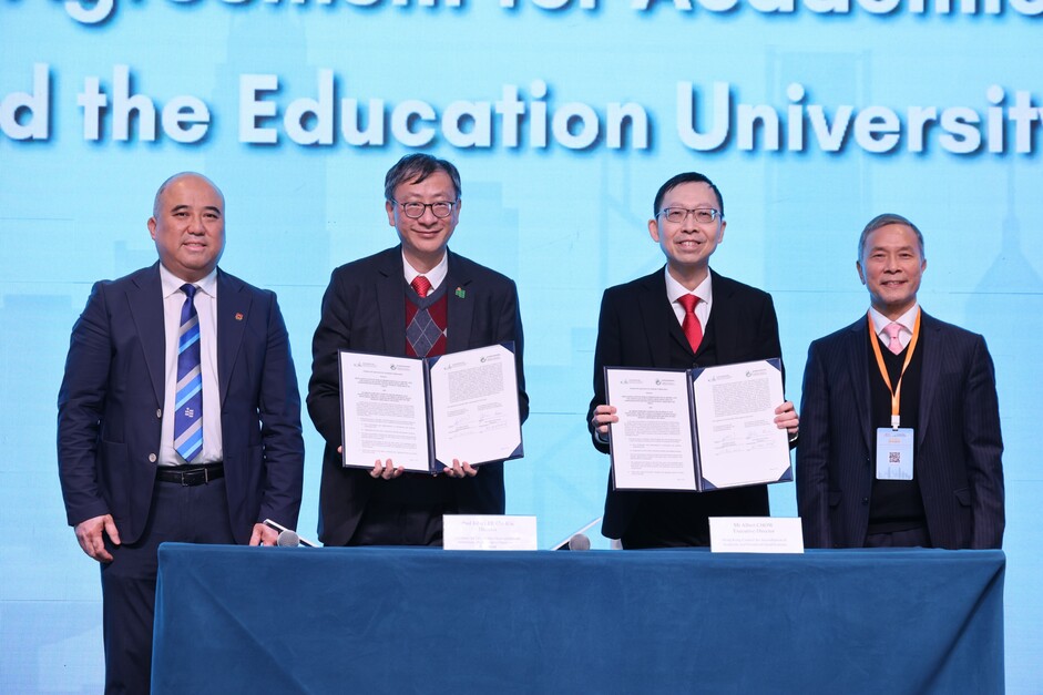 Witnessed by EdUHK Deputy Council Chairman Prof Terence Chan (first left) and HKCAAVQ Vice‑Chairman Prof Richard Yuen (first right), the agreement is signed by EdUHK President Prof John Lee (second left) and HKCAAVQ Executive Director Mr Albert Chow