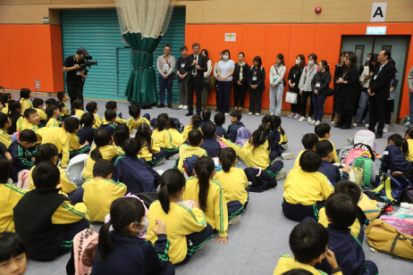 Professor John Lee Chi-Kin, EdUHK President, encourages students to continue learning