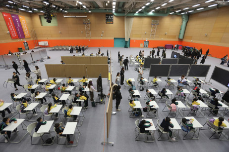 The EdUHK Temporary Support Centre is equipped with multiple zones, including classrooms, activity spaces, sports area, lunchroom and staff room. Counsellors are also arranged to assist students with emotional needs