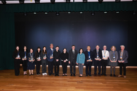 教大校董会成员李刘丽卿女士（右六）向嘉宾致送纪念品