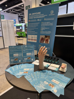 教大初创团队Dr.ONYCURE 在「创业日」的展位及其健康科技产品展示