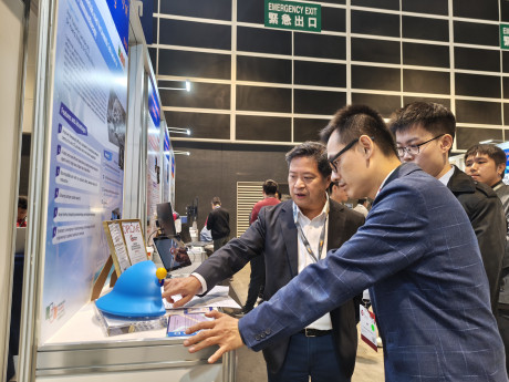 教大协理副校长（知识转移与可持续发展）及科学与环境学系生物与神经科学讲座教授翁建霖教授展示其「用于癌症免疫治疗的树突状细胞疫苗的新型生物材料」的研发