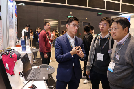 心理学系助理教授杨健忠博士向评审展示其「用于自闭症儿童大脑训练的EEG-fNIRS神经反馈应用程式」的技术