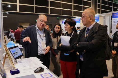 数学与资讯科技学系教授杨良河教授向评审展示其「自动多模态深度学习分析系统」的成果