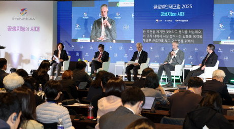 EdUHK President Professor John Lee Chi-Kin (left two) at the panel discussion