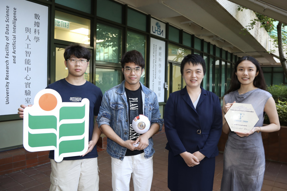 高效协作是傅博士团队的特色之一，高级研究助理王妍玥（右一）以及博士生何梓宇（左二）、研究助理黎潇（左一）均是主力成员