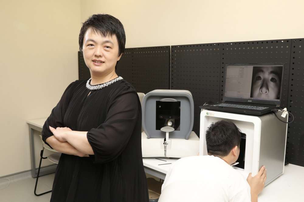 傅弘博士（左）团队研发的全球首个AI斜视诊断仪只需2分钟即可生成精确的报告