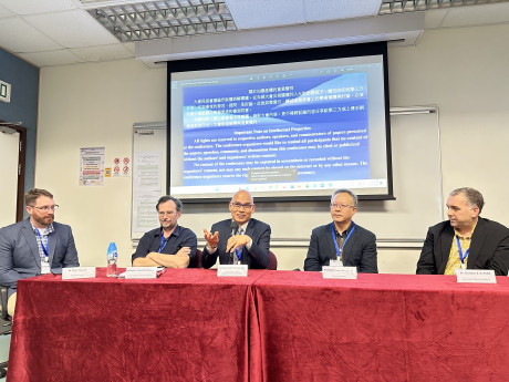 教大中國語言學系系主任陳偉強教授（中）在總結發言中指出，是次工作坊為道教文學研究提供國際化的學術交流平台