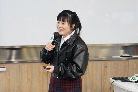 谷明月教授則從社會身份建構的角度分析社交媒體的影響