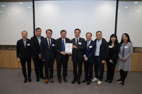 李子建教授致送感謝狀予主講嘉賓姚志勝常委