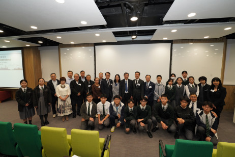 嘉賓及與會者與港九街坊婦女會孫方中書院師生合照