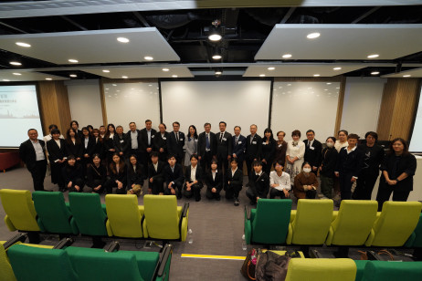 嘉賓及與會者與教大學生合照