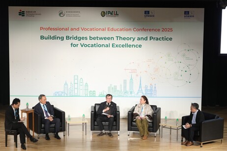 研讨会设圆桌论坛，由教大教育发展与创新学院联席副院长兼大会联席主席何振声博士主持，教大校长李子建教授（中）、职业训练局副执行干事王建国博士（左二）、香港中华基督教青年会教育总监万頴恩博士（右一）及香港工业专业评审局主席梁励女士（右二）担任嘉宾