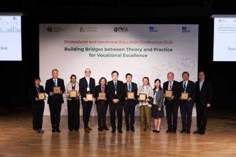 教大副校长（学术）郑美红教授（右四）、副校长（研究与发展）陈智轩教授（右一）、教育发展与创新学院联席执行院长冼权锋教授 （左六）向演讲嘉宾及圆桌论坛嘉宾致送纪念品