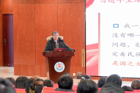 教大校长李子建教授为两校学生上思政课