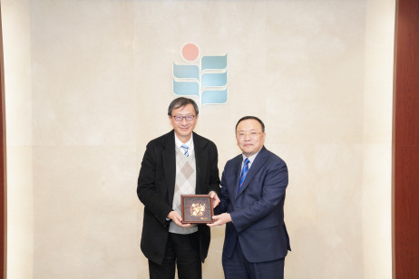 教大校长李子建教授（左）致送纪念品予华中师大党委书记夏立新教授（右）