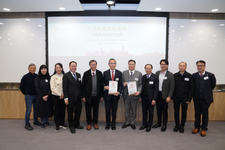 李子建教授（左五）致送感谢状予两位主讲嘉宾