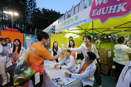 To support the runners, EdUHK sets up a booth at the Victoria Park Handball Court, offering baggage storage and rest space