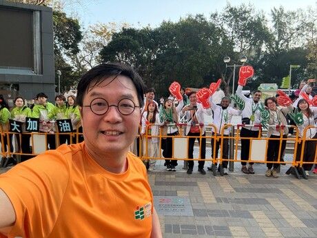 EdUHK Council member Dr Henry Ho, who joins the 10km run, takes picture with the University’s cheering team he meets on the way