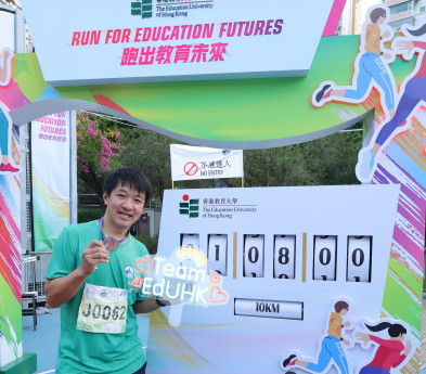 EdUHK alumnus Mr Wong Kam-po, three-time Asian Games individual road race gold medalist in road cycling and alumnus, finishes the 10km run