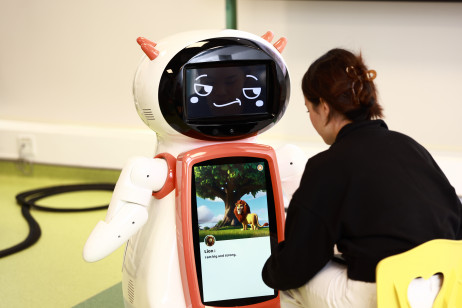 研究团队成员即场演示Joey