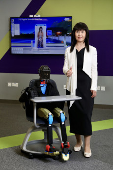 Professor Song with the AI-driven 3D printing robot