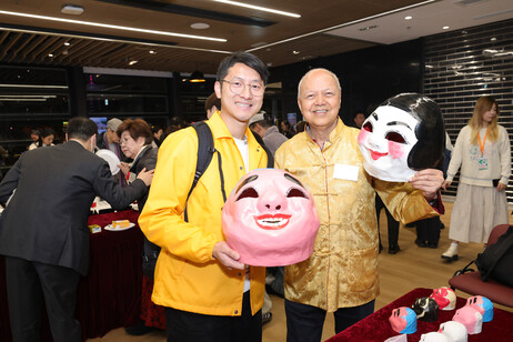 教大校友及紮作工藝名家陳澧祥展示製作「大頭佛」的傳統技藝