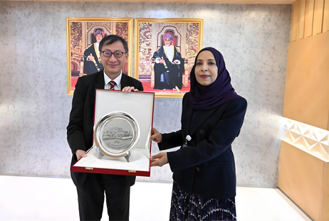 Professor John Lee Chi-Kin (left) meets with Minister of Education, H.E. Dr Madiha bint Ahmed bin Nassir Al Shaibaniyah (right).
