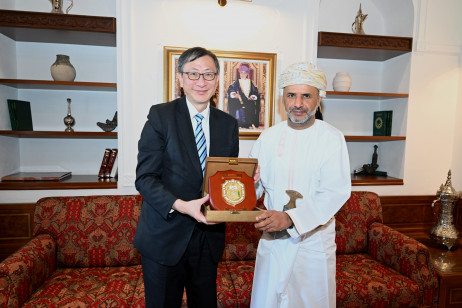 The Vice-chancellor of Sultan Qaboos University, His Highness Sayyid Dr Fahad bin Al-Julanda Al Said (right) presents souvenirs to Professor Lee (left)