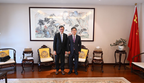 Professor Lee (left) meets with His Excellency Mr Lyu Jian, the Chinese Ambassador to Oman (right)