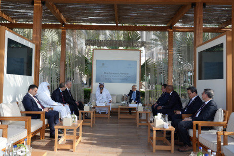 Professor John Lee Chi-Kin (1st from right) attends the High-end Economic Dialogue