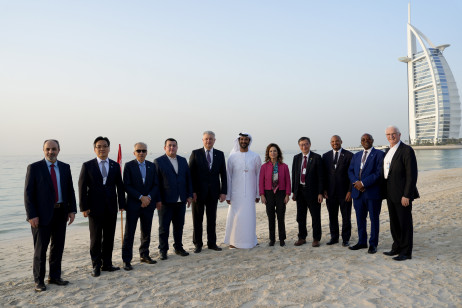 Group photo between Professor John Lee Chi-Kin (4th from right) and the participants of the High-end Economic Dialogue