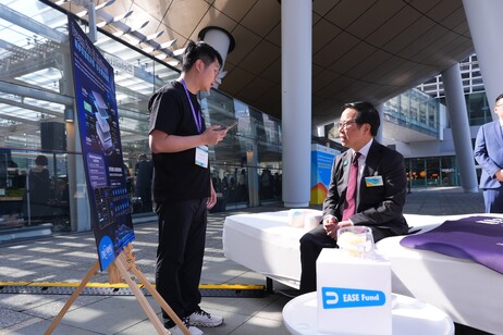 民政及青年事務局青年專員陳瑞緯先生正在體驗EASE Fund獲獎團隊睡夢家有限公司的智能床墊，以及了解其先進睡眠技術