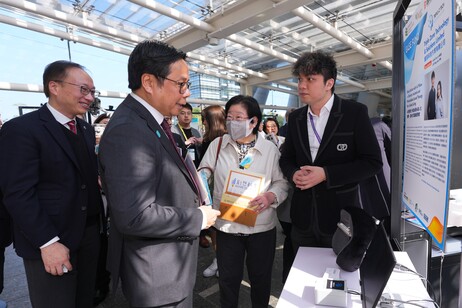 EASE Fund獲獎團隊維訊科技方案有限公司向嘉賓展示其智能枕頭