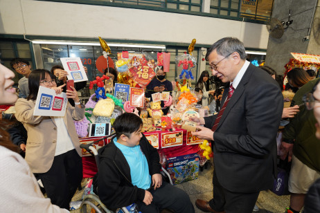 A special school provides a variety of handmade crafts for Lunar New Year, including coffee bean soaps, chunky yarn shoulder bags, and original red envelopes - all designed and created by students, teachers, and parents 