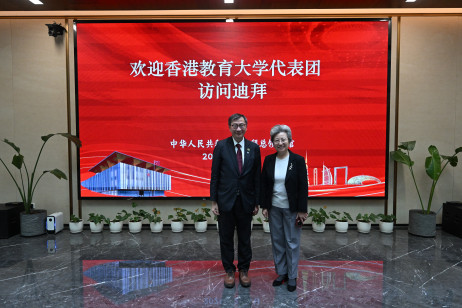 李子建教授（左）與中國駐杜拜總領事歐渤芊女士（右）會談