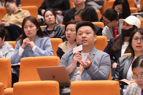 Participants raise questions with the speakers, cultivating a lively atmosphere