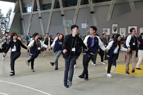 JC InnoPower Education Fellows, school leaders, and coaches experienced ethnic dance with Shenzhen principals and teachers