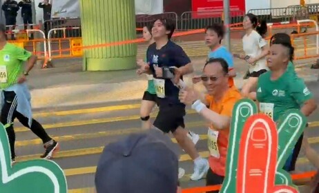 参与十公里赛的副校长（行政）方永豪博士，向教大打气队打招呼